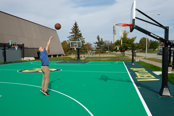 Le terrain de basketball extérieur au Campus principal, un projet dont le recteur Pierre Cossette est particulièrement fier, qui répond aux demandes d'étudiantes et étudiants souhaitant plus d’espaces libres pour pratiquer certains sports en libre accès sur le campus.