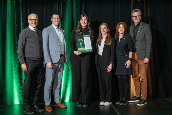 La professeure Marie-Claude Lallier Beaudoin a été l'une des deux récipiendaires 2024 du Prix de la contribution à la réussite académique.