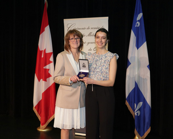 Olivia Serhan lors de la cérémonie de remise des médailles du lieutenant-gouverneur pour la jeunesse.
