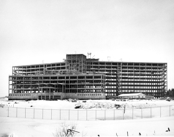 La construction du Pavillon St-Georges qui abritera la nouvelle Faculté de médecine, 1961.