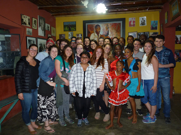 Le groupe d'étudiants en compagnie des danseuses, des musiciens et des chanteurs afro-péruviens après le spectacle de danse traditionnelle à El Carmen.