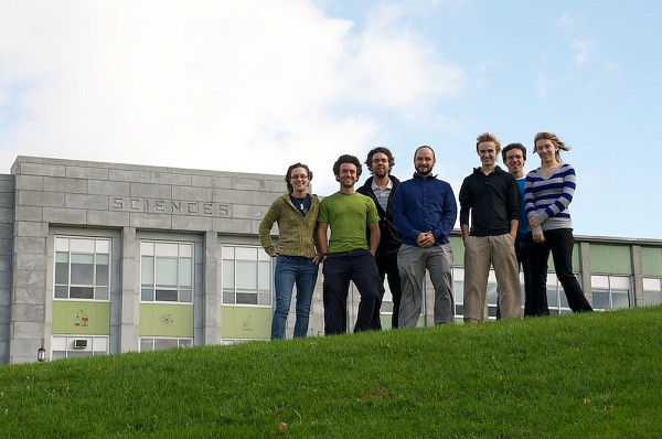 Une partie de l'équipe de recherche du professeur Pioro-Ladrière devant la Faculté des sciences de l'Université de Sherbrooke.