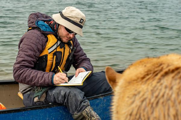 Loek Pascaud s'intéresse aux impacts de la dégradation du pergélisol sur les écosystèmes aquatiques (lacs, rivières) et aux changements climatiques affectant les communautés nordiques.