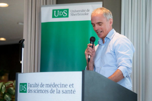  Le professeur Fernand Jr. Gobeil, ancien étudiant du professeur Regoli, a livré un discours émouvant.