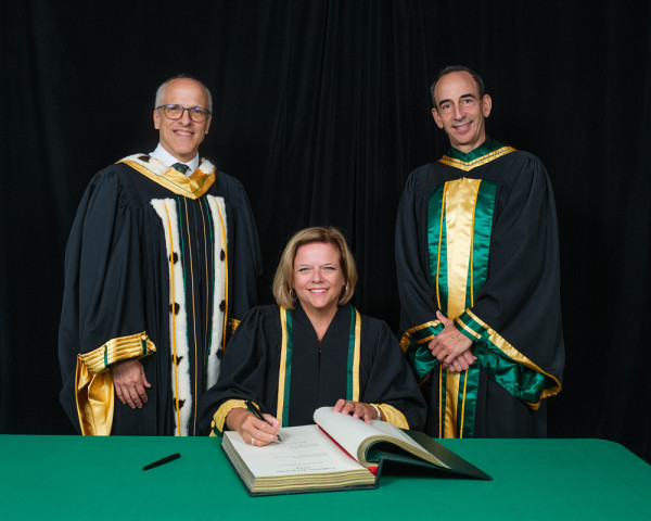 Madame Hélène Brisebois, nouvelle docteure d'honneur, entourée du recteur de l'UdeS, le professeur Pierre Cossette, et du doyen de la Faculté de génie, le professeur Jean Proulx.