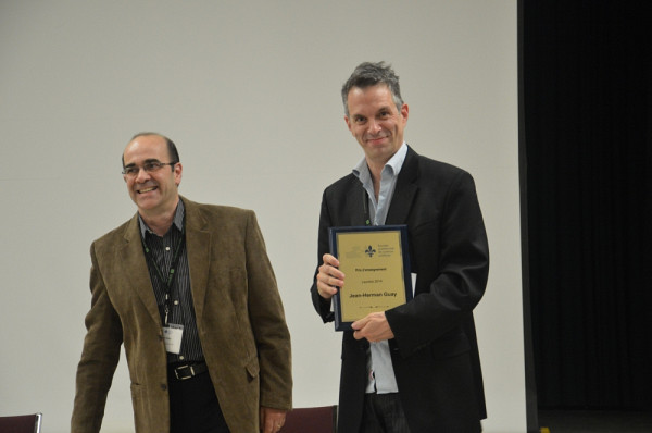Le professeur Jean-Herman Guay a reçu son prix des mains du nouveau président de la SQSP, Daniel Salée, lors du coquetel d'honneur du congrès annuel de l'organisme.