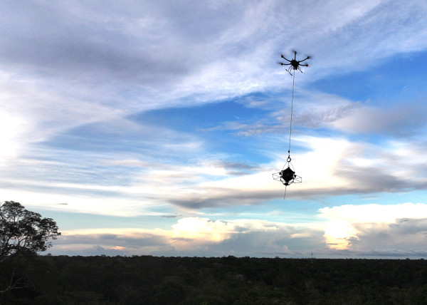 Le drone de Outreach Robotics allant placer une balise dans la forêt amazonienne.