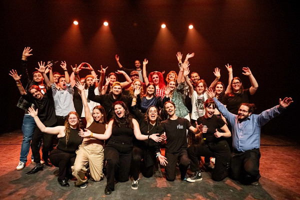 Les finalistes et les membres du comité organisateur 2024 d'UdeS en Spectacle.