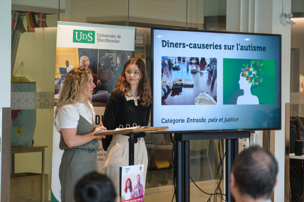 Présentation du projet Dîners-causeries dans le cadre du concours Forces AVENIR au pavillon de la Vie étudiante.