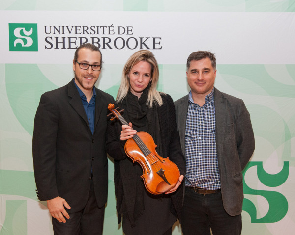 Le professeur Marc D. David (à droite) et sa conjointe, Mme Anne-Marie Baribeau ont fait don à l’École de musique d’un violon Pierre Charrette de 1984. L’instrument sera utilisé par François Couturier, un étudiant de première année du cheminement personnalisé.
