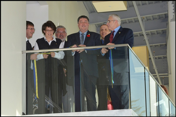Les dignitaires inaugurant officiellement les nouveaux espaces du Centre de formation médicale du Nouveau-Brunswick.