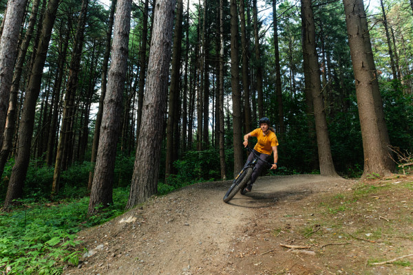 Des sentiers de vélo de montagne ont été réaménagés pour répondre aux besoins exprimés, dans le cadre de la réserve naturelle universitaire.