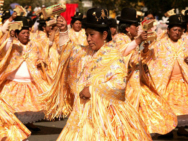 Danse de cholitas lors du Grand Poder, festival religieux de La Paz