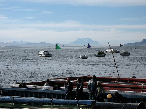 Le lac Titicaca et le Nevado Illimani au loin