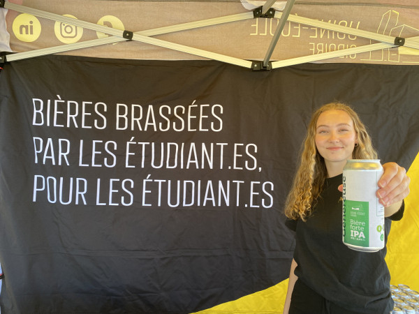 Kiosque de l'Usine-école lors d'un match du Vert & Or