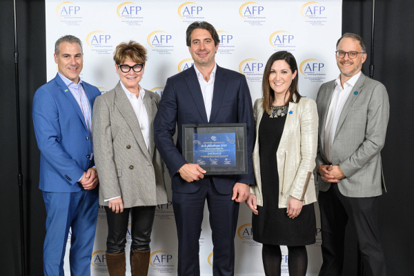 Olivier Désilets, de La Fondation de l’UdeS, qui a présenté le dossier de candidature, Sandra Chartrand, de la Fondation Sandra et Alain Bouchard, membre du jury du concours de l’AFP, Peter Cassar, de Sherweb, gagnant du Prix Grand donateur corporatif par excellence, Alexis Gaiptman, de l'AFP-QC, présidente du conseil d'administration, Jean-Nicolas Marziali, de Global Philanthropic, partenaire financier présentateur de ce prix.