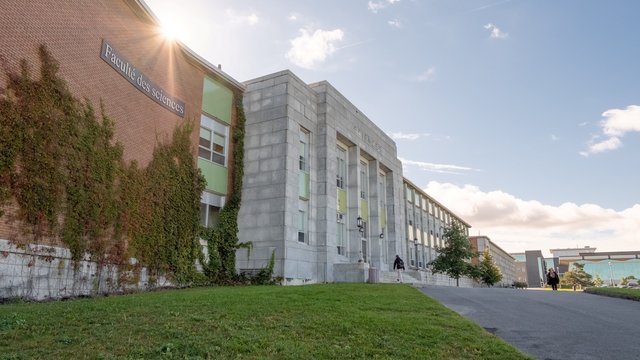 Devant de la Faculté des sciences, campus principal