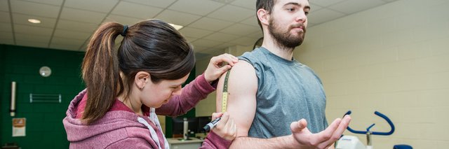 Personnel faisant des évaluations en kinésiologie sur un patient