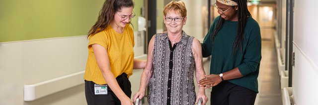 Patiente accompagnée par des étudiantes en réadaptation