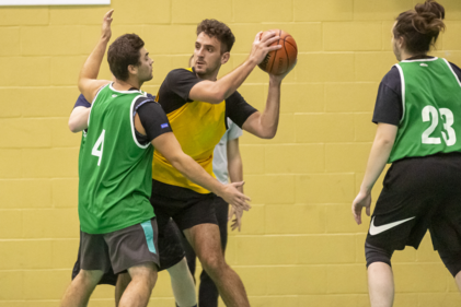 Personnes jouant au basketball dans une ligue intra-muros