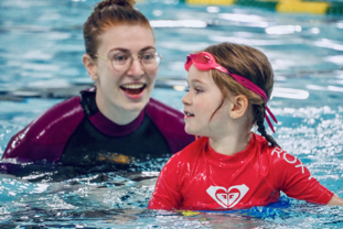 Monitrice de natation avec un enfant