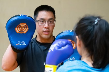 Homme qui pratique la boxe olympique.