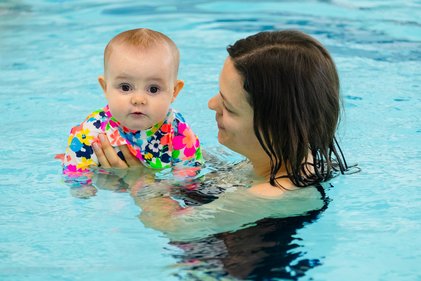 Une maman et son bébé se baignent.