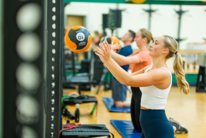 Personnes faisant du crossfit