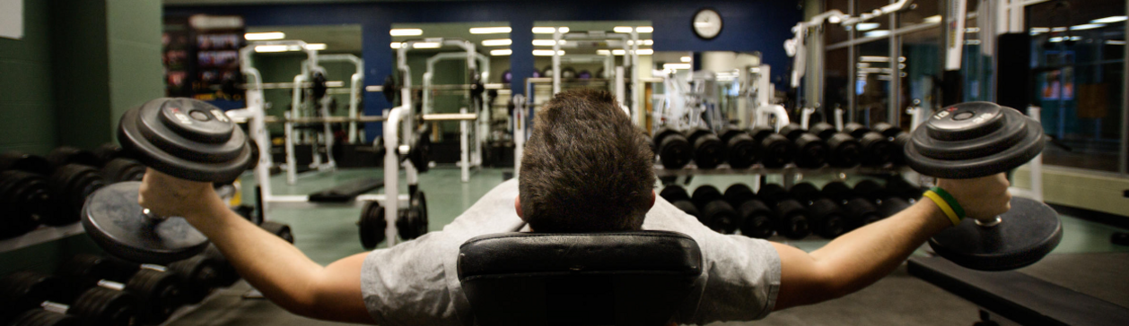 Personne à la salle d'entraînement