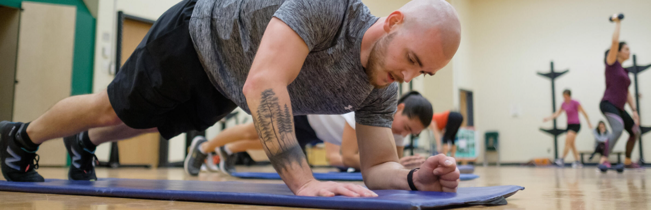 Une personne essayant le cours de conditionnement physique X-Fit