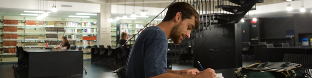 Étudiant à la bibliothèque