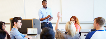 Professeur avec étudiants en classe